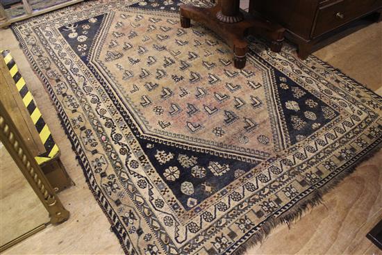 Blue & cream patterned rug(-)